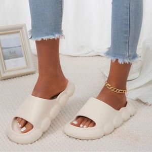 Cream/Ivory Thick Cloud Pattern Slides